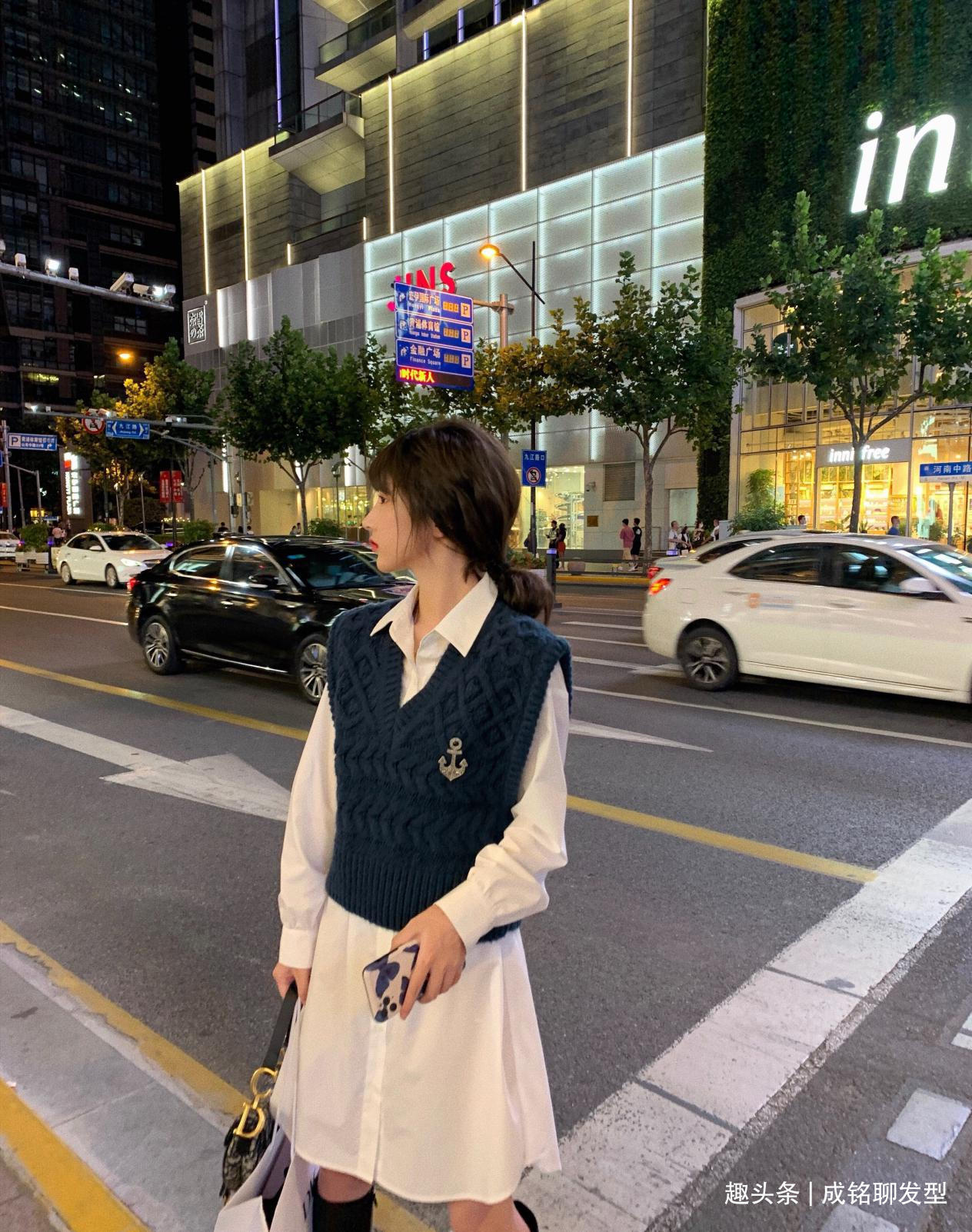 裙装|衬衫的穿搭太单一搭配毛衣马甲时尚感大增,减龄洋气又有个性