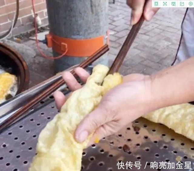 大爷早上街边卖“奇特油条”,一根2块,顾客街边排队站着吃!