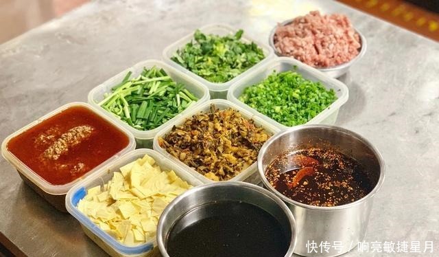 昆明人不仅爱吃各种虫子,就连米线都是甩的