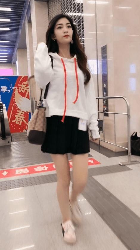 卫衣|卫衣搭配百褶裙，时尚又不挑人，让你成为最美的风采！