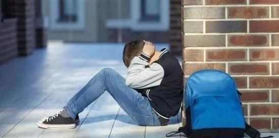 熬夜玩手机|清华教授:父母这4个坏“习惯”,会让孩子“越变越笨”,家长别不当回事!