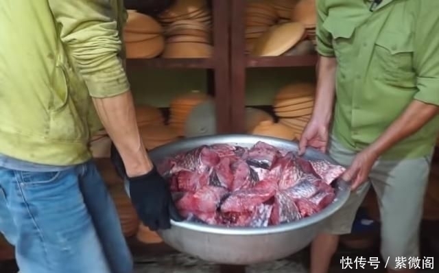  用掉|大爷一家卖传统“坛子肉”，一坛子要卖25，每天用掉300个坛子