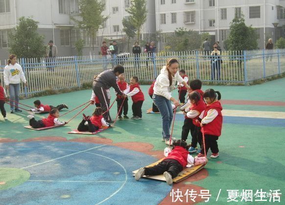 老师|幼儿园能吃2大碗,回家就到处追着喂饭,宝妈突袭幼儿园后明白了