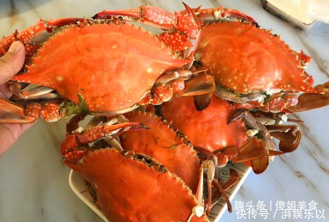 买梭子蟹不会挑老渔民教你1招挑螃蟹，保准个个鲜肥，太香了