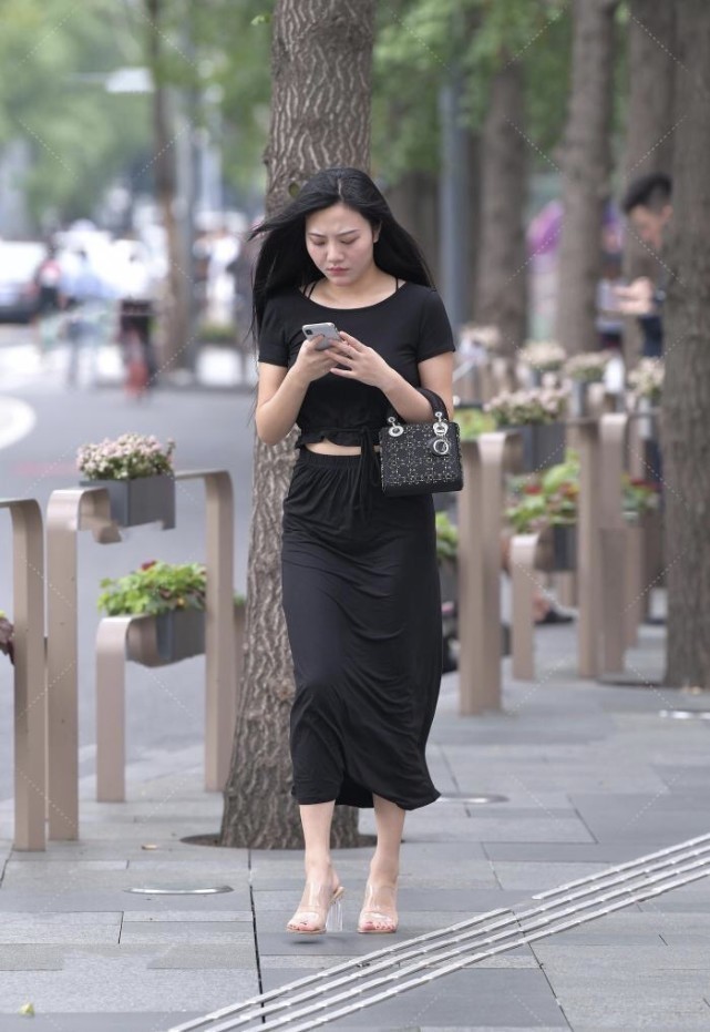 气场感 黑色上衣搭配包臀裙低调逛街,潮流穿搭不怕热,姐姐气场感十足