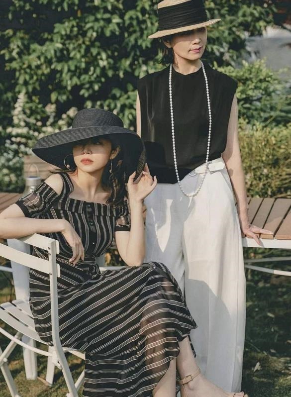 妈妈 年近60岁却美得优雅,这位中老年妈妈的“气质”穿搭,真值得学