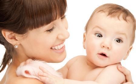 引导|1岁内宝宝四大能力发育标准,若一个没达标,孩子可能发育迟缓了