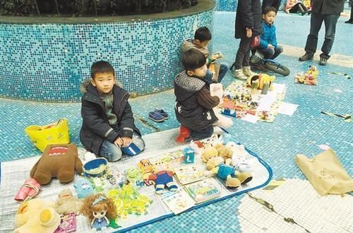 男孩|3岁男孩街边卖瓜,路人假装砍价,孩子的反应让网友笑喷:太萌了