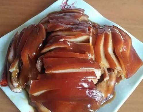 将清理好的猪头肉切成大小均匀的块，营养美味，大肠蘸酱吃，学会做给家人尝尝吧