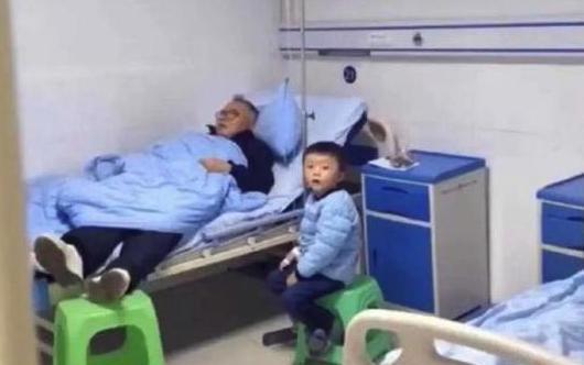 偏方|“无赖爷爷”火了,陪孙子打点滴却“赖着”床位,娃表情属实亮眼