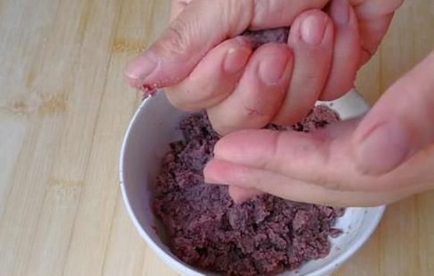 把糯米粉开水一烫,不发面不饧面,个个空心不开裂,比油条更好吃