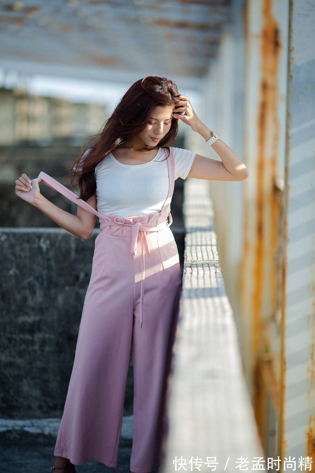 背带裤 白色T恤搭粉色背带裤,甜美减龄,日常还是通勤都非常的合适