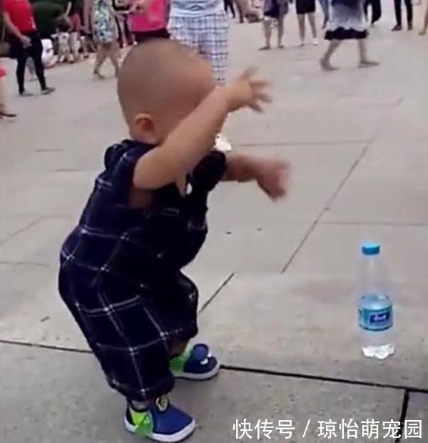 年轻人|奶奶带2岁孙子出门,妈妈下班后去接孩子,广场上的画面让她笑翻