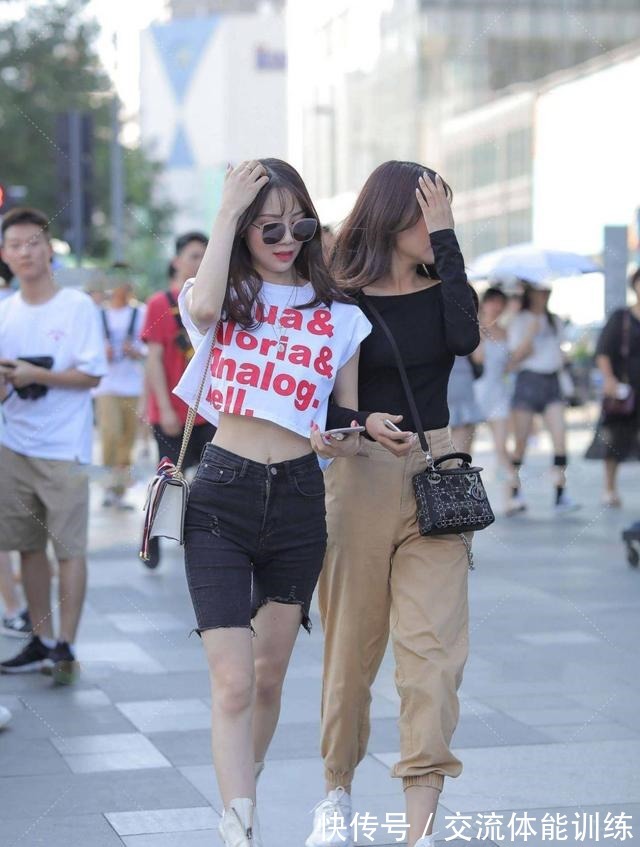 ins风 英文字母短袖搭配中长短裤,个性十足,白色马丁靴又酷又飒!