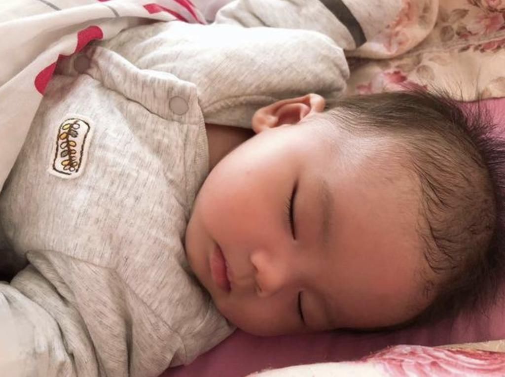 两个月|“黑脸宝宝”走红，刚出生时被家人嫌丑，两个月后却爱不释手