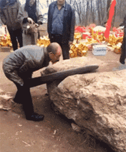 |搞笑GIF:学会这招,以后再也不怕车子在泥地里打滑了