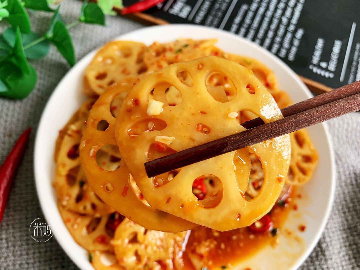 莲藕焯水就发黑，记住这个小技巧，莲藕白净又脆爽，好吃又入味