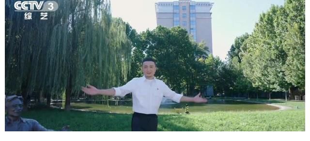 晚会|尼格买提：用奔赴之心来报国，喜提国庆晚会上唯一一个央视主持人