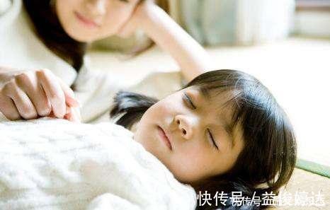 姐姐|弟弟午睡醒来后,乖乖坐在姐姐房门口等待,无奈的小脚丫可爱炸了