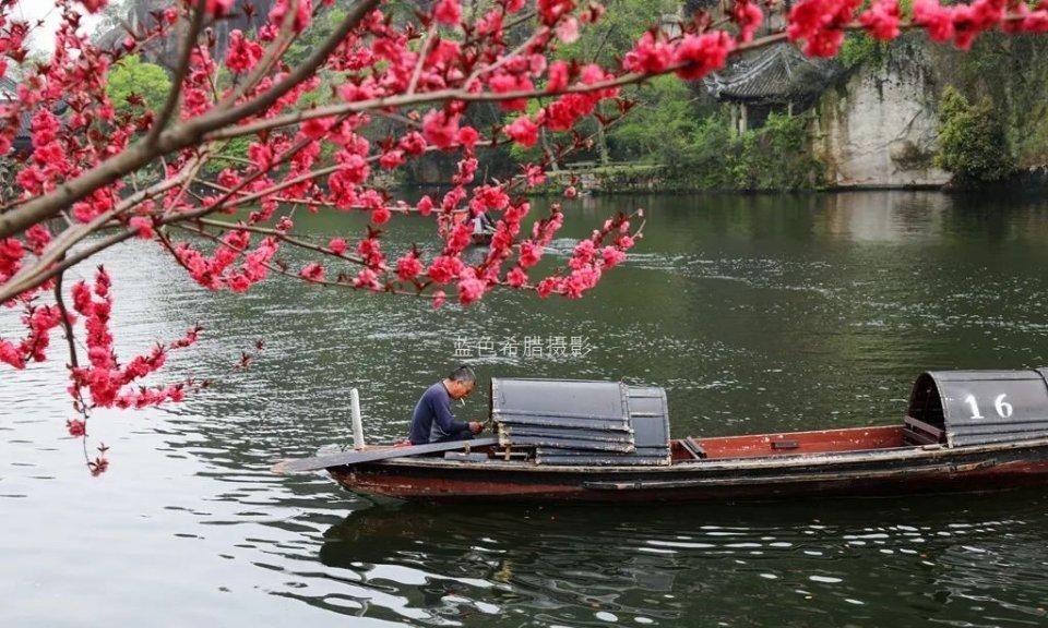 2021年4月，绍兴东湖最美的画面来了，桃红柳绿，小桥乌篷船