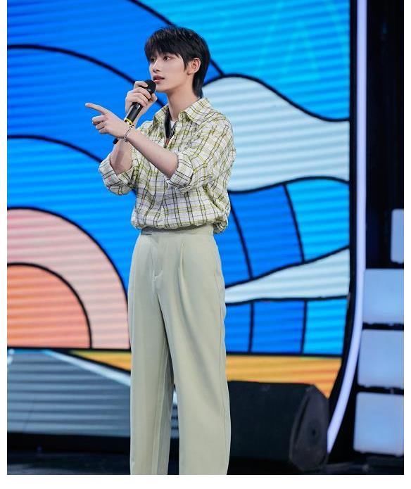 畫團|快樂大本營：丁程鑫、熊梓淇、王彥霖、吳磊比腿長，蔡卓妍畫團粉