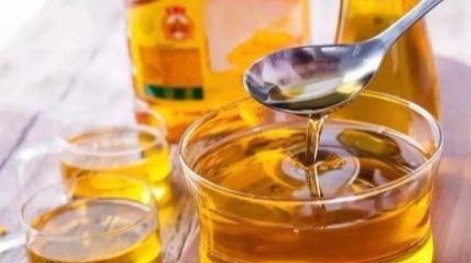 君子兰不见长、不开花“2种料”扔盆里,新芽多,一年开花2次