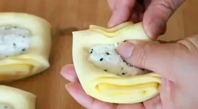 全家|糖酥火烧新做法，外表酥脆里面暄软，三分钟就能出锅，全家都爱吃