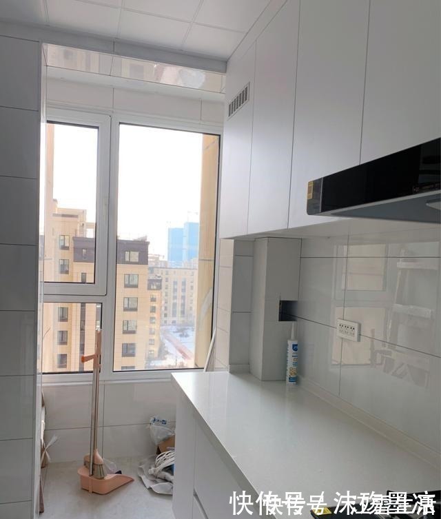 轻奢风|装修轻奢风,保洁做完很漂亮,全屋贴墙布,硬包做电视墙很喜欢!