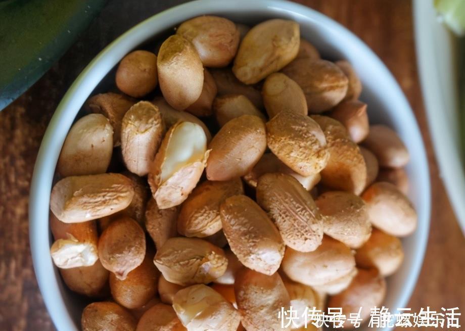 花生不油炸不水煮，学会1个秘制吃法，蒜香浓郁酥香脆，特解馋