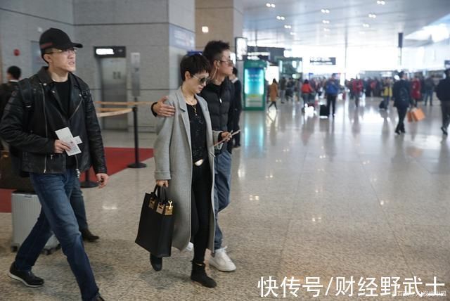 华为市场部|比任正非小11岁,任却要向她呈报请示,曾带领7000名华为员工辞职