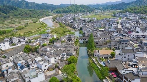 名气不大但文化底蕴深厚，牌坊最多的徽州古村，位于安徽歙县