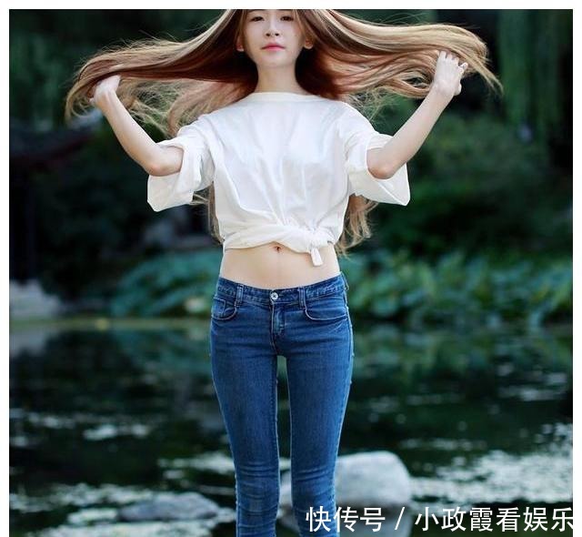 紧身|小姐姐穿上牛仔裤,展现美女简约时尚的姿态,美出新高度!