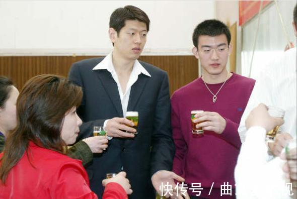 岳父母|游泳名将周雅菲:嫁给中国男篮莫科,同他一起当他前妻父母的孩子