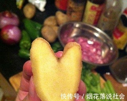 |幽默笑话:儿子不听话,罚他站墙角思过……