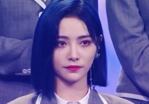 許佳琪獲得第3名時,其他人都將她圍了起來,誰注意虞書欣在干嘛