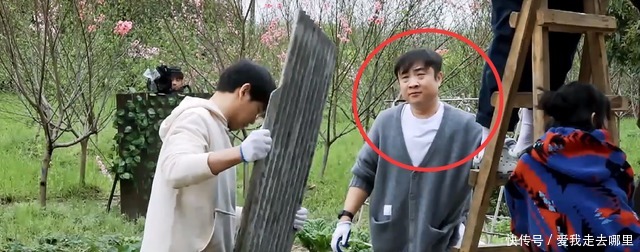 何炅|张子枫双手拿碗跟张艺兴碰,在哥哥面前敷面膜泡脚,没有少女架子