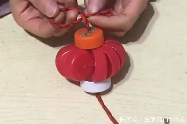 卖废品时,一定要把塑料瓶盖留下,用线穿在一起,家家户户都需要