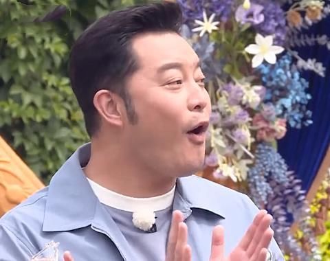 b奔跑吧baby盛装亮相时,谁注意到蔡徐坤的反应素质不是装的