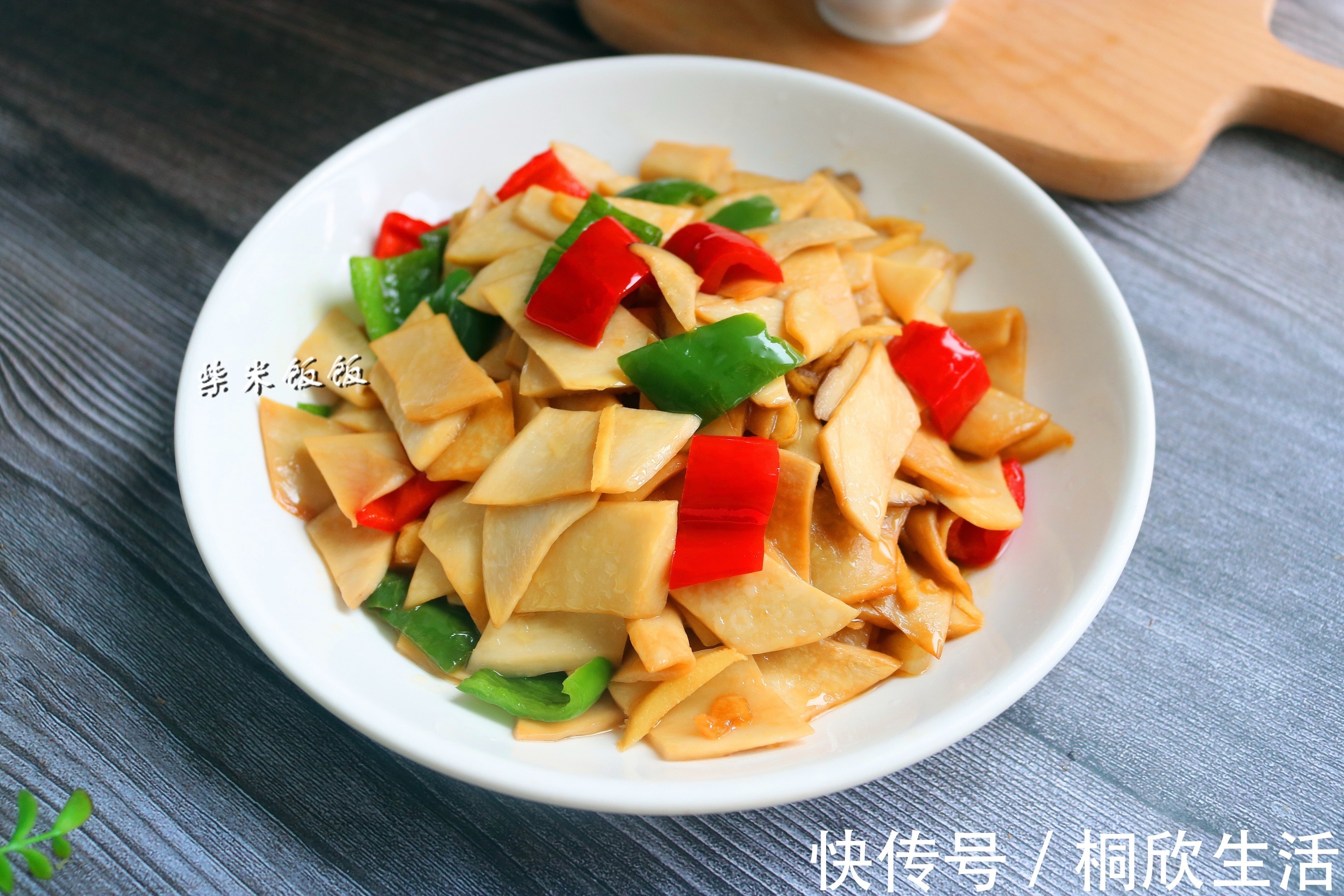 鲜香|杏鲍菇这样炒，不放肉也鲜香，我家两天炒一次，上桌就光盘