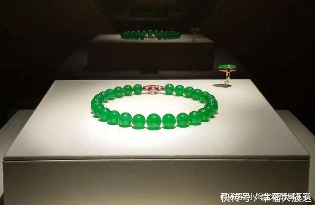 著名|史上著名的三件珍贵饰品,第一名就是她的翡翠珠琏!