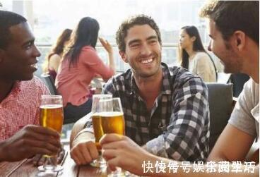 喝水|排尿黄,异味大可能是这些问题在作怪,别傻傻以为是上火了