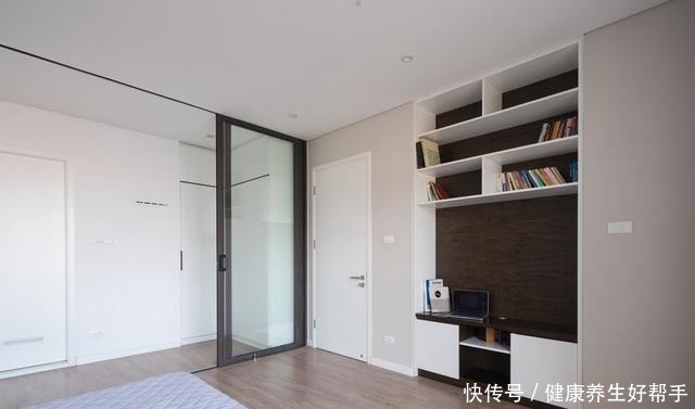 衣帽间|这是我见过的最小的衣帽间,推拉门隔出2㎡就搞定了,适用小户型!