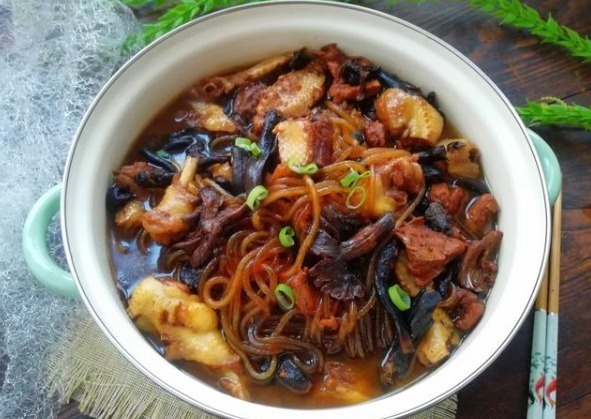 美食分享:小鸡炖蘑菇、手拍黄瓜、玉米豆沙卷的做法