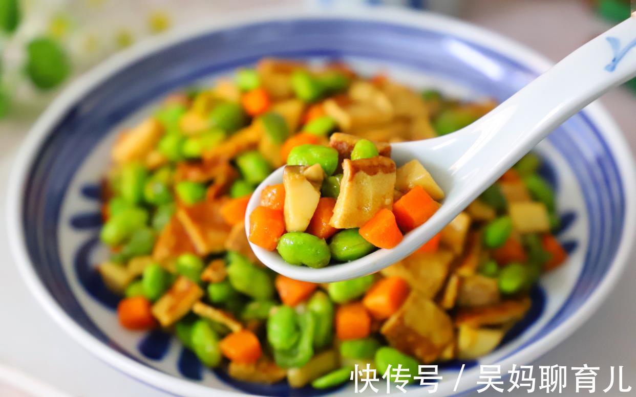 杏鲍菇|夏天易出汗,可多吃此菜,4种食材一起炒,解暑开胃,没肉也下饭