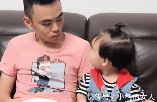 偷吃|奶爸趁娃不注意“偷吃”,萌娃发现后“给一巴掌”的反应绝了