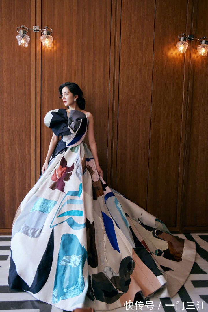 慈善晚会#一年一度,芭莎慈善晚会、杨幕画家艺术块裙,风情万种