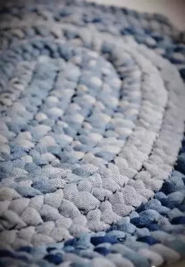 家里的旧牛仔,不用扔,巧利用改造成地毯,美观又实用!附教程