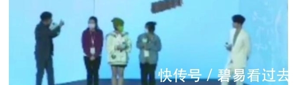 王一博“失蹤人口”回歸，下班拍變裝，“摩托姐姐”集體過(guò)年