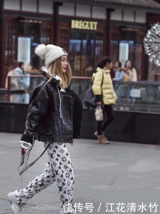 街拍：温柔的时尚小姐姐，牛仔裤搭配针织衫，装扮出自然美感！