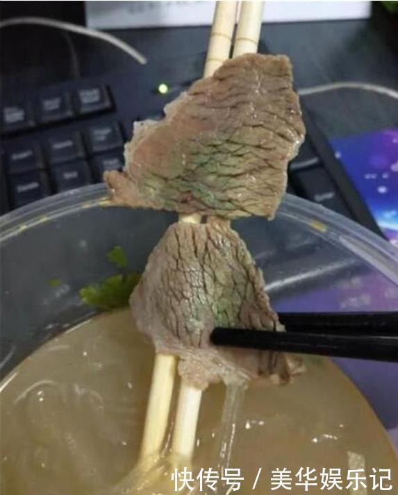 男子去面馆吃牛肉面,牛肉上泛“绿光”,服务员看了眼说“正常”